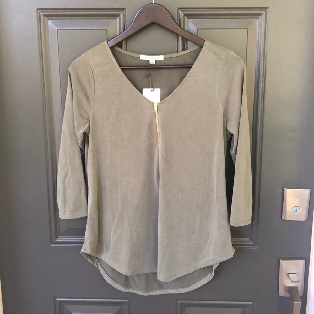 Green Envelope zip top with quarter sleeves